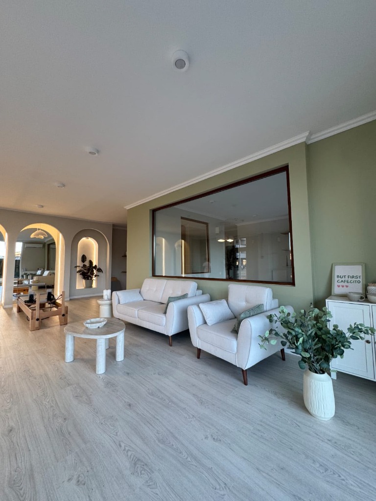 Zona de relaxare și recepție Bloom Studio Cluj